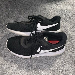 Nike Tanjun running shoe✔️